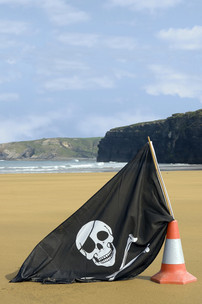 strand met de jolly roger vlag - Foto, afbeelding