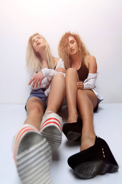 two girls of a friend sitting next to each other - Fotografie, Obrázek