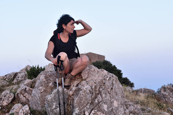 Porträt einer Wanderin, die den Gipfel erreicht hat - Foto, Bild