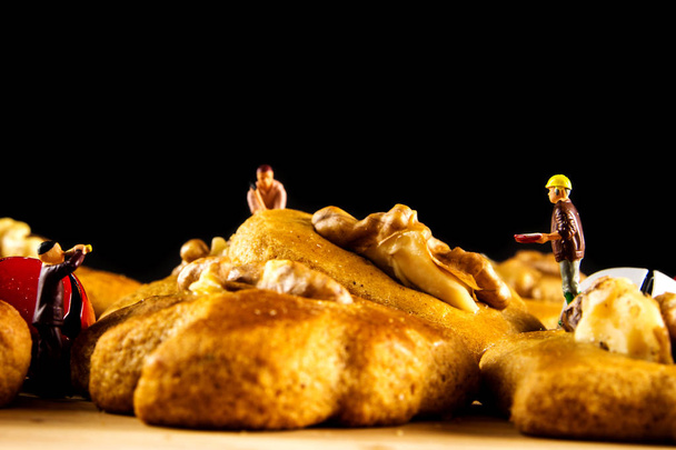 tortas de pan de jengibre primer plano con figuritas en miniatura sobre fondo de madera, galletas tradicionales de Navidad
 - Foto, Imagen