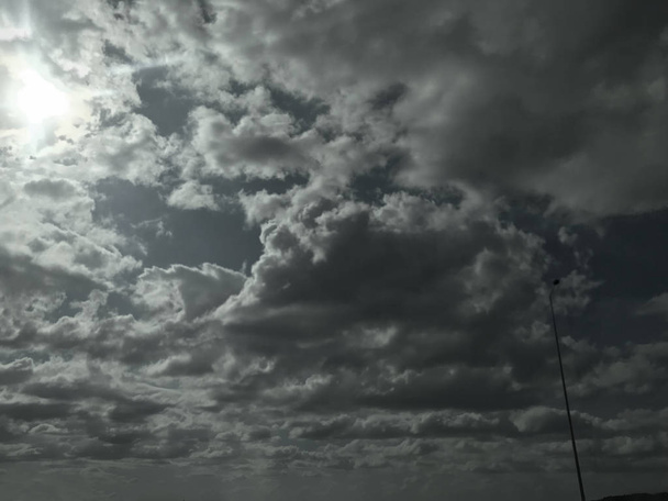 Dunkle Wolken am Himmel - Foto, Bild