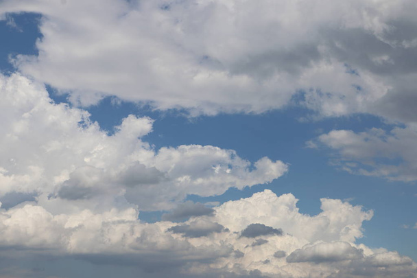 Valkoiset pilvet ja sininen taivas - Valokuva, kuva