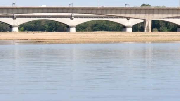 Uitzicht op de rivier Loire in d'Orlans en een brug waarover auto's voorbij. - Video
