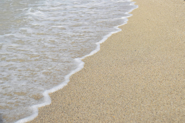 Fala morska na piaszczystej plaży - Zdjęcie, obraz