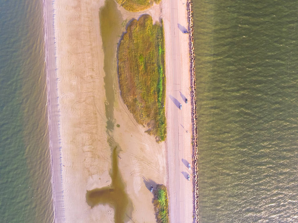 Vista aérea famoso dique de la ciudad de Texas, un dique que proyecta casi 8 kilómetros al sureste en la boca de la bahía de Galveston. Fue diseñado para reducir el impacto de la acumulación de sedimentos a lo largo de la bahía inferior.
 - Foto, Imagen