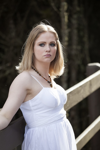 piękna młoda blond kobieta w białej sukni - Zdjęcie, obraz