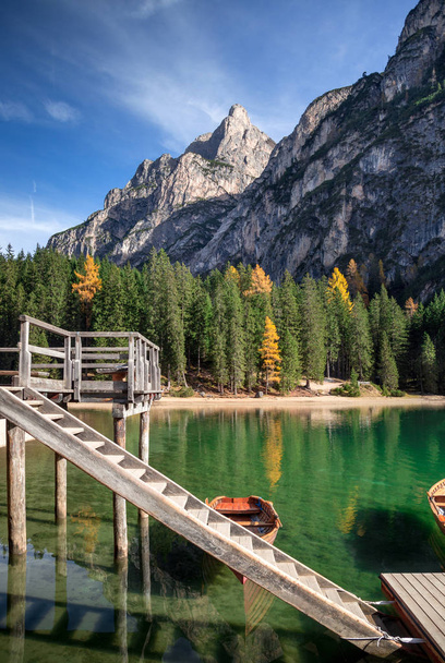 célèbre lac Braies en Italie avec Dolomites montagnes en arrière-plan, Pragser wildsee
 - Photo, image
