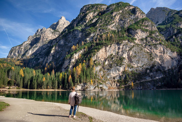 turisti lähellä kuuluisa järvi Braies Italiassa Dolomites vuoret taustalla, Pragser wildsee
 - Valokuva, kuva