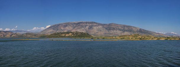 Río en Albania en un día soleado cerca de la fortaleza de Butrint
. - Foto, imagen