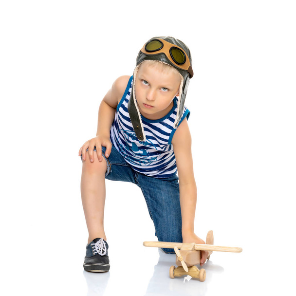 Μικρό αγόρι που παίζει με ξύλινο αεροπλάνο - Φωτογραφία, εικόνα