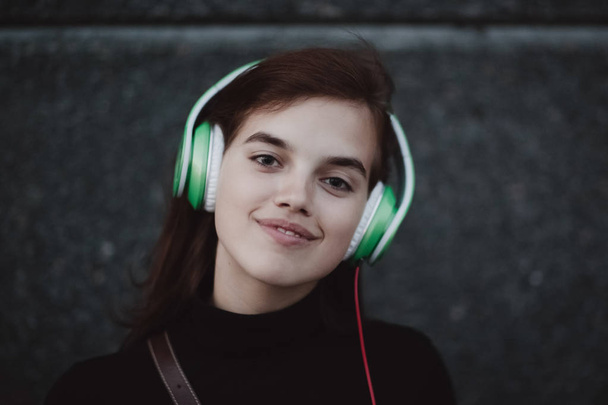 Концепція музики веб-радіо. Молода красива дівчина слухає музику з навушниками
. - Фото, зображення