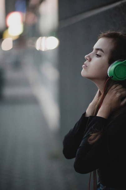 Concept de musique de radios Web. Jeune jolie fille écouter de la musique avec des écouteurs
. - Photo, image