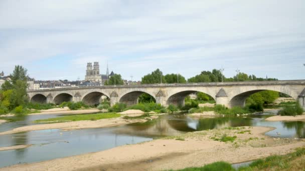 Caducidad en la ciudad francesa de Orlans, durante el verano. Vista sobre el puente más famoso de la ciudad y su catedral
. - Imágenes, Vídeo