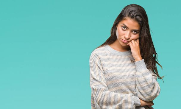 Mladá krásná Arabská žena nosí zimní svetr přes izolované pozadí myšlení unavený a znuděný s depresi problémy s překřížením rukou. - Fotografie, Obrázek