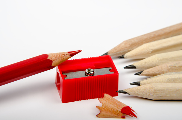 Groupe de crayons en bois et taille-crayons rouge
 - Photo, image