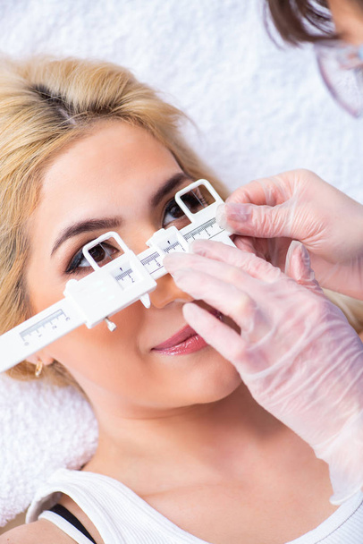 Femmina oftalmologo sta controllando paziente femminile in occhio doct - Foto, immagini
