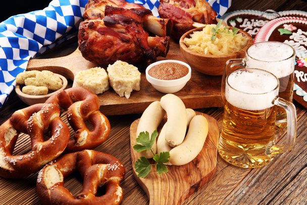 Perinteinen saksalainen keittiö, Schweinshaxe paahdettu kinkku. Olutta, suolarinkeleitä ja erilaisia baijerilaisiin erikoisuuksiin. Oktoberfestin tausta
 - Valokuva, kuva