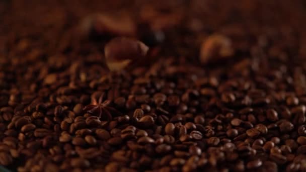 Γυρίζοντας το σωρό φρυγμένους κόκκους καφέ - Πλάνα, βίντεο