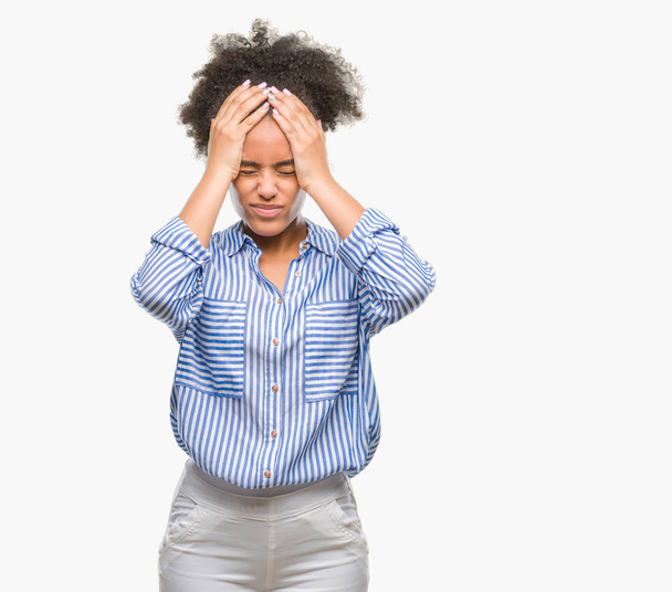 Nuori afro amerikkalainen nainen yli eristetty tausta kärsii päänsärky epätoivoinen ja stressaantunut, koska kipu ja migreeni. Kädet pään päälle.
. - Valokuva, kuva