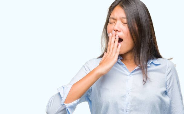 junge asiatische Geschäftsfrau über isolierten Hintergrund gelangweilt gähnend müde Mund mit der Hand bedecken. Ruhelos und schläfrig. - Foto, Bild