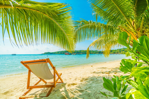 Bela praia tropical e mar com coqueiro na ilha paradisíaca para viagens e férias
 - Foto, Imagem