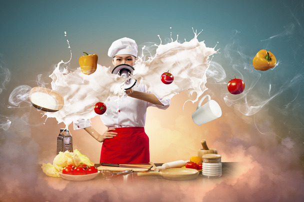 Азиатская кухарка с мегафоном
 - Фото, изображение