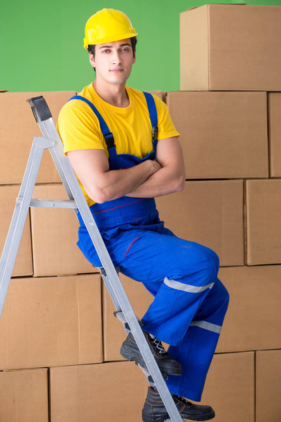 Человек-подрядчик работает с коробками доставки - Фото, изображение