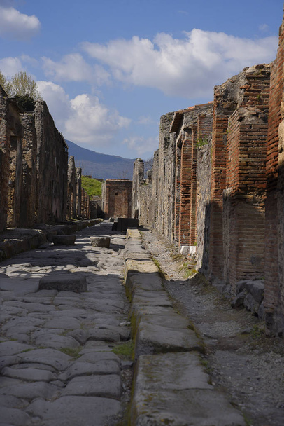 Päällystetty katu kerran haudatussa roomalaisessa Pompeijin kaupungissa Napolista etelään Vesuvius-vuoren varjossa myös Napolissa Italiassa
 - Valokuva, kuva