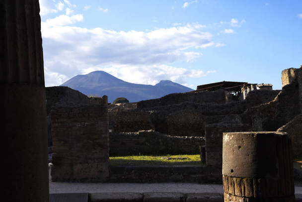 Jednou pohřben římské město Pompeje jižně od Neapole ve stínu Vesuvu také nedaleko Neapole v Itálii - Fotografie, Obrázek
