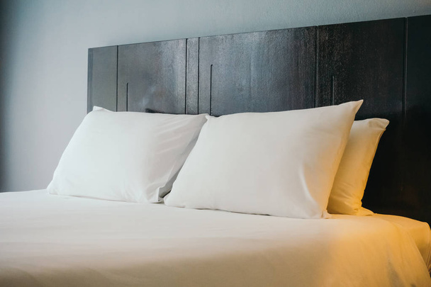 Almohada blanca confortable en la decoración de la cama en la habitación del hotel
 - Foto, Imagen