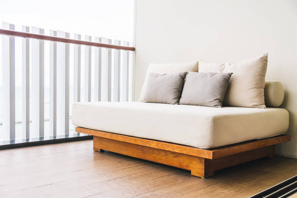 Wygodne poduszki na kanapie ozdoba odkrytym balkonem i patio - Zdjęcie, obraz