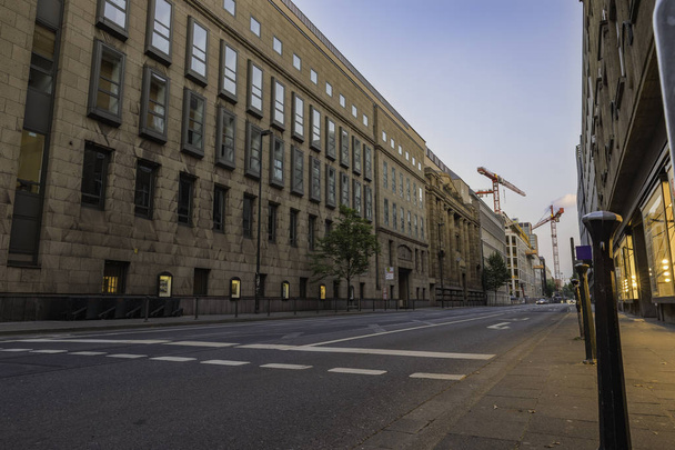 Тихій вулиці з баштові крани у фоновому режимі в місті Дюссельдорф, Німеччина. - Фото, зображення
