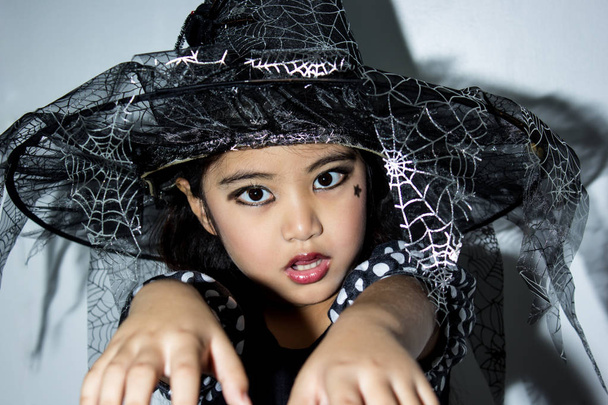 Kameraya bakarak Halloween kostüm sevimli kız portresi - Fotoğraf, Görsel