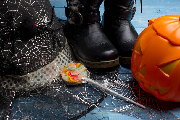 Kurpitsa ämpäri, noidan hattu ja saappaat, Halloween koristeet
 - Valokuva, kuva