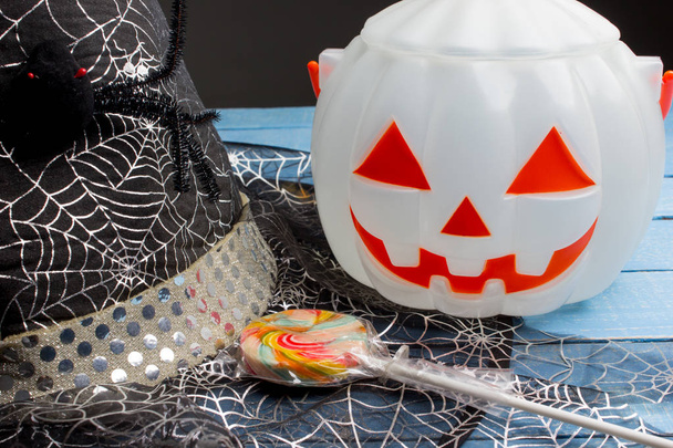 Kurpitsa ämpäri, tikkari ja noidan hattu, Halloween koristeet
 - Valokuva, kuva