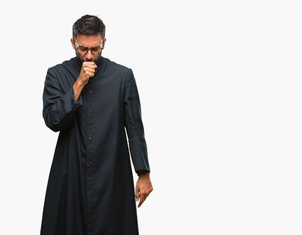 Hombre sacerdote católico hispano adulto con antecedentes aislados sintiéndose mal y tosiendo como síntoma de resfriado o bronquitis. Concepto sanitario
. - Foto, imagen