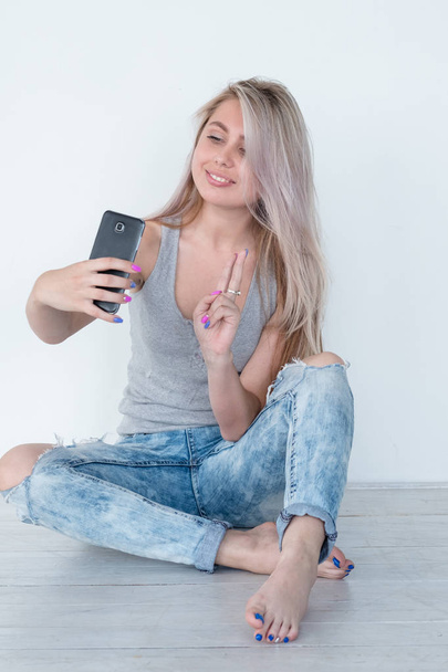 young girl selfie phone carefree idle leisure - Foto, afbeelding