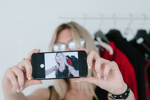 fashion stylist selfie mobile influencer lifestyle - Fotó, kép