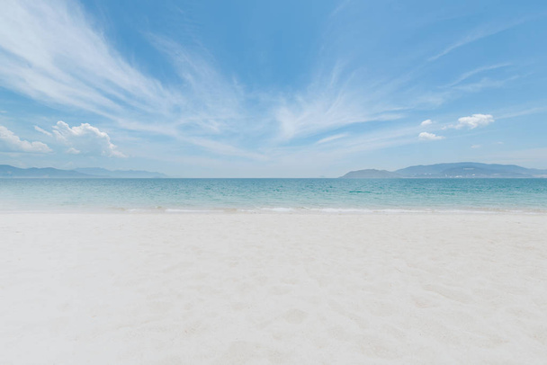 白い砂、青い海、青い空と美しいビーチ。印刷、デザイン、広告、旅行のためのマーケティングをイメージ。これらの高級リゾートと海の美しいパラダイス - 写真・画像
