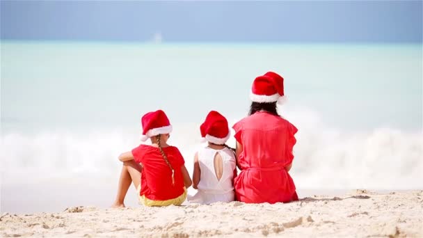 Ευτυχισμένη μητέρα και τα μικρά κορίτσια στο Santa καπέλο στις καλοκαιρινές διακοπές - Πλάνα, βίντεο