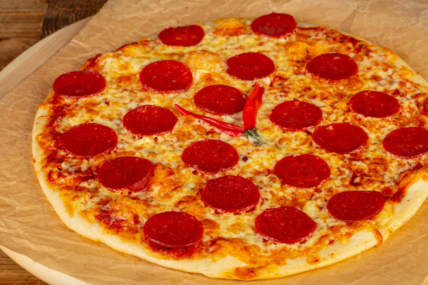 Heerlijke peperoni pizza met peper - Foto, afbeelding