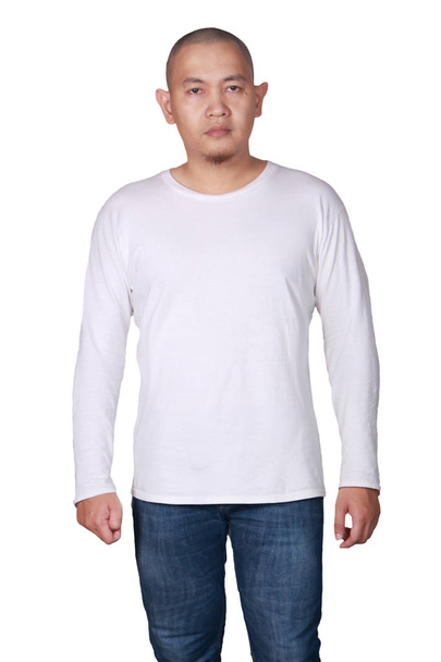 Fehér hosszú ujjú póló ál-up, elölnézet, elszigetelt. Férfi modell viselet sima fehér inget makett. Hosszú ujjú póló design sablon. Üres pólók nyomtatása - Fotó, kép
