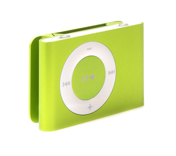 SWINDON, ROYAUME-UNI - 1er SEPTEMBRE 2018 : iPod Shuffle pomme verte sur fond blanc
 - Photo, image