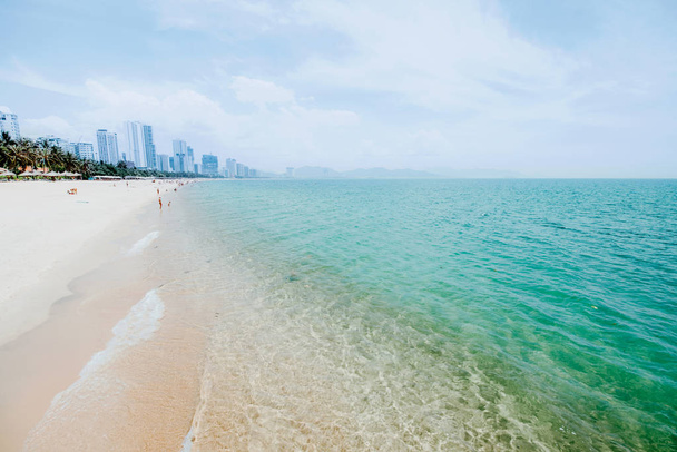 白い砂、青い海、青い空と美しいビーチ。印刷、デザイン、広告、旅行のためのマーケティングをイメージ。これらの高級リゾートと海の美しいパラダイス - 写真・画像