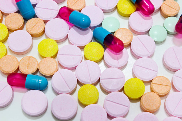 Varios tipos de tabletas y cápsulas de medicamentos aislados en el fondo blanco
 - Foto, imagen