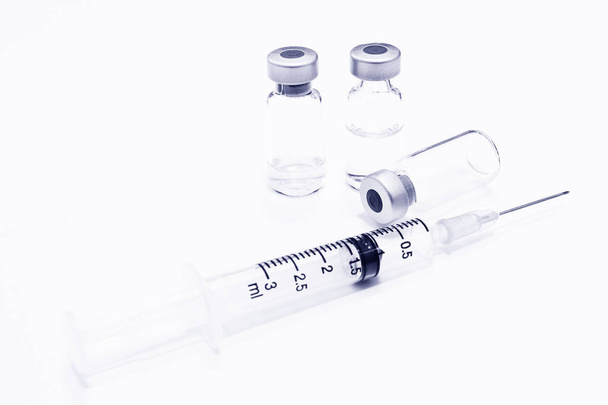 針は、白い背景で隔離の医薬品またはワクチン、3 ml シリンジのバイアル - 写真・画像