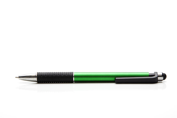grüner Stift isoliert auf weißem Hintergrund, Geschäftskonzept mit Bildung - Foto, Bild