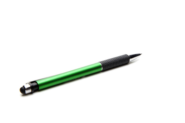 Πράσινο στυλό που απομονώνονται σε λευκό φόντο, επιχειρηματική ιδέα με την εκπαίδευση - Φωτογραφία, εικόνα