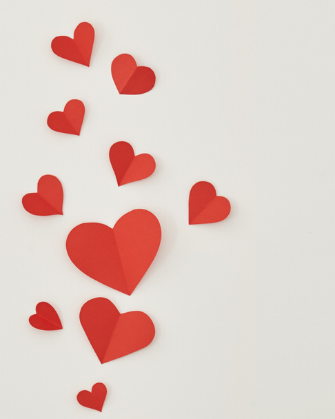Coeurs en papier rouge isolés sur fond de texture de toile blanche
 - Photo, image