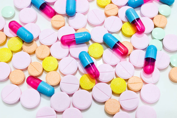 Varios tipos de tabletas y cápsulas de medicamentos aislados en el fondo blanco
 - Foto, imagen